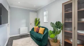 Pass the Keys Stylish Modern 3 bed house with Parking - Image 4