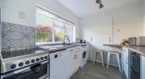Spacious one bed apartment in a quiet leafy close. - Image 5