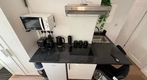 Newly Renovated Guesthouse with Free Parking - Image 4