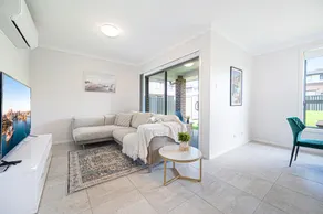 Warm cozy 5Br house near train station & Coles - Image 3