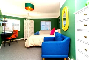 Spacious 4-Bed Home! WiFi ! Parking Great Location - Image 2