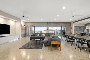 Striking Luxury Home With Garden & BBQ - Image 4