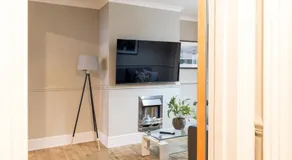Comfortable 5-Bedroom House in Cheltenham - Image 4