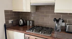 Lovely main door 2 bed apartment - Image 4