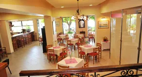Logan's Beach Hotel - Image 5