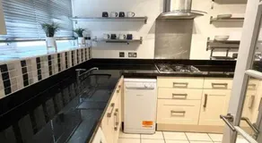 Beautiful 2 bedroom garden flat w/ free parking - Image 3