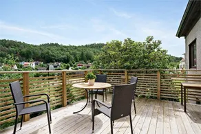Beutiful house with large garden . - Image 3