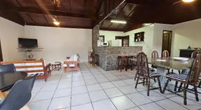 Casa Enorme em condominio, 4 suites, piscina com cascata, cozinha gourmet com churrasueira e fundo com pier no rio para práticas aquaticas - Image 5