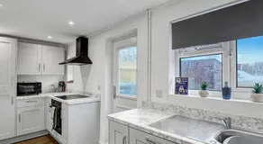 Sleeps 8, 4 bed 2 bathroom house with parking Balderton - Image 4