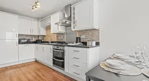 Stylish 4 Bedroom House in St Neots w Free Parking - Image 5