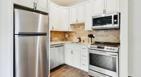 Beachtown Remote Worker Friendly-High Speed WiFi-Pets Welcome-Lido Beach-Opera-Symphony-Walk or Bike to Restaurants-10 Acre Park with Pickleball, Tennis, Basketball - Image 2