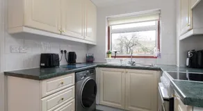 Cosy 3BR Home in Leighton Buzzard Parking Sleeps 5 Walk to Town & Train Near Rushmere Country Park & Leighton Buzzard Railway Perfect for Families & Work Stays - Image 4