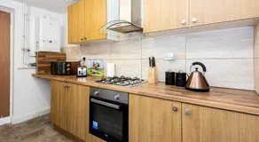 M18 Abbey Hey Guesthouse - Image 2