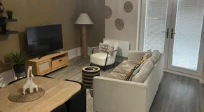 Executive 2 Bed Condo with Free Parking - Image 2