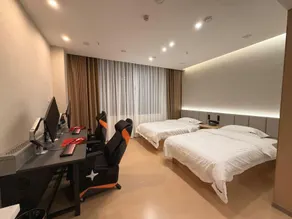Beehive Esports Hotel (Yidu Jiuzhoufu Wanda Plaza Branch) - Image 2