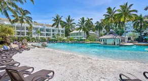 Oceanfront Penthouse Apartment Beach Club Palm Cove - Image 3