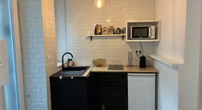 Logement paisible dans une jolie cour intérieure - Image 3