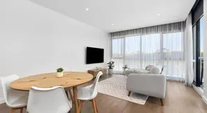 Elegant coastal living near shops and surf beach - Image 2