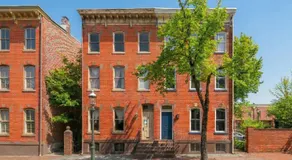 4BR Historic Victorian Townhouse with BBQ & Yard - Image 4