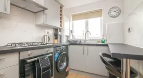 Luxury Apt with 2 bathrooms n Free Parking - Image 2