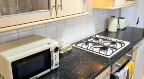 Gravesend comfort Stay free Parking Contractors families corporate booking s - Image 5