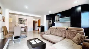 Apartamento con terraza y piscina - Image 2