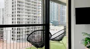 Stylish Executive City Pad w Parking and Pool - Image 4