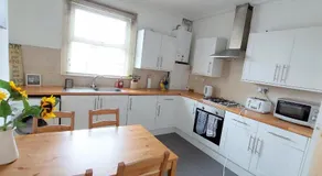 Very spacious two bedroom converted apartment in East Croydon - Image 3
