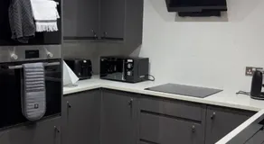 Luxury 3BR House 4 Bathrooms Free Parking Sleeps 5 - Image 2