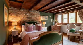 Historic, Hidden, Cosy, Log Burner, 10mins walk to Holmfirth - Image 2