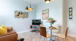 Elliot Oliver - Stylish 2 Bedroom Town Centre Apartment - Image 2