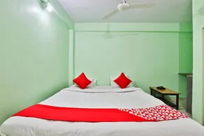 OYO Hotel Silver - Image 4