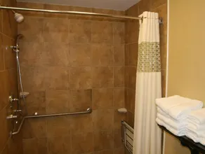 HAMPTON INN & SUITES WARREN - Image 2