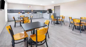 Super 8 by Wyndham Amarillo West - Image 5