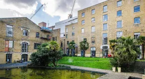 High-Ceiling Apartment in Iconic 1932 Art Deco Factory Conversion, London Bridge - Image 4