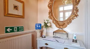 Beaufort Lodge - Central Location & Free Parking - Image 5