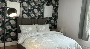 Double bed room like a hotel room with share toilet - Image 2