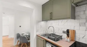 Stylish 2BR Apartment Near Beckenham Station - Image 3