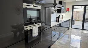 Luxurious Modern House With Garden Close To City Centre - Image 3