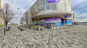 Modern 2bed Apt with pool access step from The O2 - Image 3