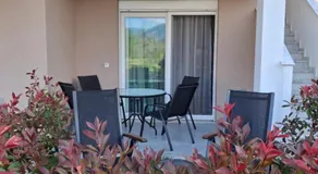 Paralia Ofriniou Iro Residence apartment with Starlink, Courtyard, Naturally Shaded Terrace and 100 m from Beach and Top Taverns - Image 4