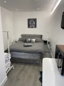 Beautiful 1-bed Studio in Uxbridge, London - Image 2