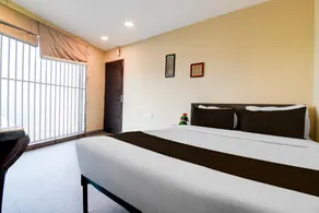Hotel O Premium 12th Night - Image 2