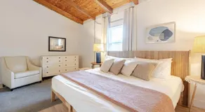 Charming 1960s Cottage, 5 Min Walk to Beach and Shops - Image 2