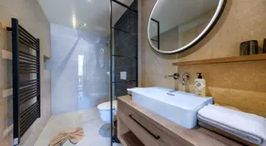 PEOPLE'S Hotel - Image 2