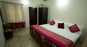Habitación en casa de familia apta para niños con jardín - Image 2