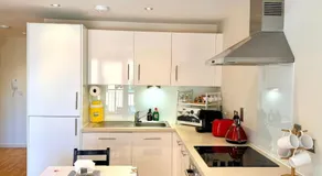 New,London Hideaway Studio - Image 3
