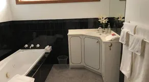Penguin Seaside Homestay - Image 2