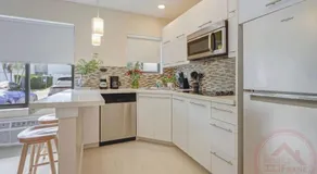 Open-Concept Urban Stay - Image 3