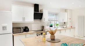 Delightful 3BR Home - Hot Tub - Near Castle, QMC - City Centre & Trent Bridge - Free WiFi & Parking - Sleeps 6 - Image 5